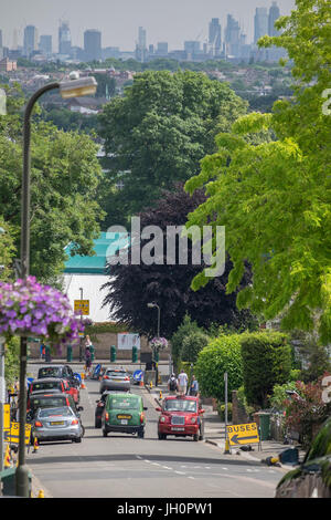 4 juillet 2017. Profils Têtes de rues autour de la pendant le tennis de Wimbledon dans la banlieue sud-ouest de Londres. Credit : Malcolm Park / Alamy. Banque D'Images