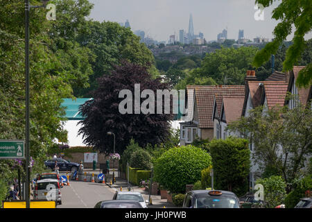 4 juillet 2017. Profils Têtes de rues autour de la pendant le tennis de Wimbledon dans la banlieue sud-ouest de Londres. Credit : Malcolm Park / Alamy. Banque D'Images