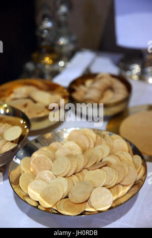 Messe catholique. Table de l'Eucharistie. Gaufrettes. La France. Banque D'Images