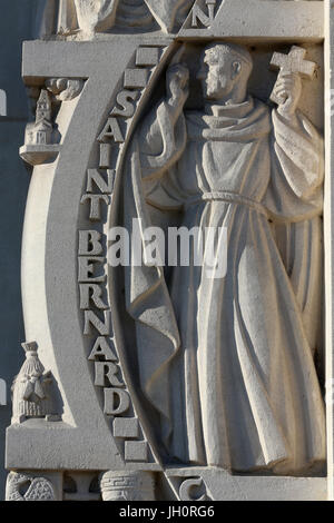 Saint Bernard sculpture sur la faade de Sacred Heart Church, de Gentilly. La France. Banque D'Images