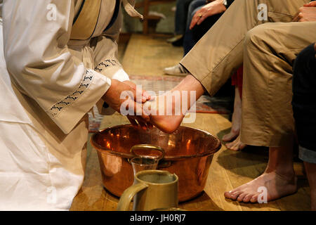 Jeudi Saint célébration dans une église catholique de Paris. Laver les pieds des prêtres fidèles. Banque D'Images