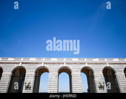 Vue de côté du corridor de l'Archway at Palacio Real de Madrid ou le Palais Royal de Madrid en Espagne. Banque D'Images