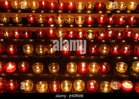 Basilique Notre-Dame de la Garde, Marseille. Crypte. Des bougies. La France. Banque D'Images