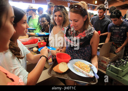 Repas. La communauté œcuménique de Taizé. Banque D'Images