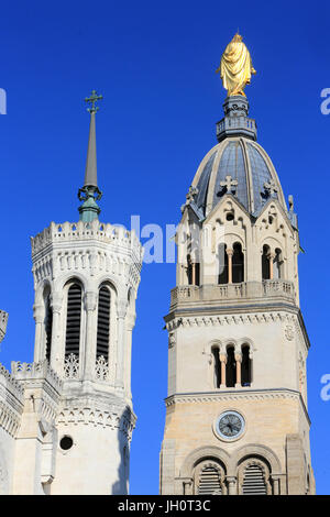 La vierge d'or, travaux de Joseph-Hugues Fabisch, au-dessus de la chapelle du xiie siècle. La justice. Tour octogonale crénelée. Basilique de Notre-Dam Banque D'Images