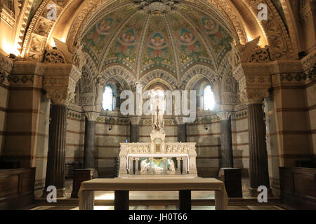 Saint Joseph avec l'Enfant Jésus. La mort de saint Joseph. Autel. Chapelle de saint Joseph. Crypte. Basilique Notre-Dame de Fourvire. Lyon. Banque D'Images