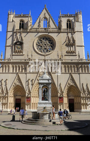 Façade ouest, la rosace et le G‰ble. La Cathédrale de Lyon. La France. Banque D'Images