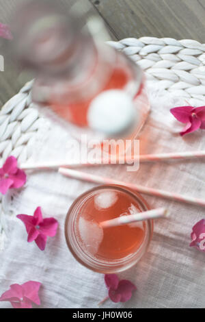 Jus faits maison à la rhubarbe et fraises Banque D'Images