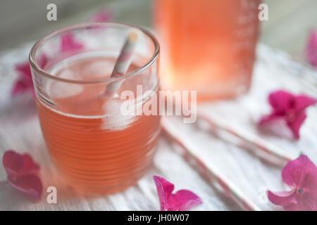 Jus faits maison à la rhubarbe et fraises Banque D'Images