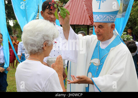 Célébration en dehors de l'hypothèse de l'église catholique, Battambang Battambang. L'évêque jésuite espagnol Enrique Figaredo bénédiction fidèles. Le Cambodge. Banque D'Images