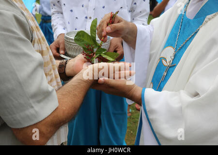 Célébration en dehors de l'hypothèse de l'église catholique, Battambang Battambang. L'évêque jésuite espagnol Enrique Figaredo bénédiction fidèles. Le Cambodge. Banque D'Images