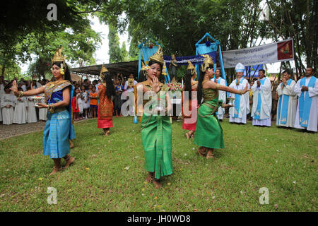 Célébration en dehors de l'hypothèse de l'église catholique, Battambang Battambang. Des danseurs traditionnels. Le Cambodge. Banque D'Images