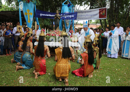 Célébration en dehors de l'hypothèse de l'église catholique, Battambang Battambang. Des danseurs traditionnels. Le Cambodge. Banque D'Images