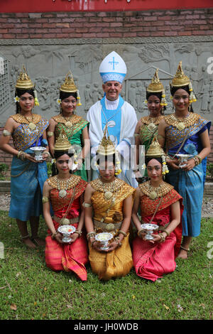 Célébration en dehors de l'hypothèse de l'église catholique, Battambang Battambang. L'évêque avec des danseurs traditionnels. Le Cambodge. Banque D'Images