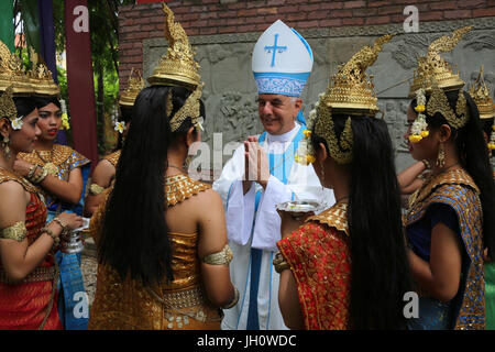 Célébration en dehors de l'hypothèse de l'église catholique, Battambang Battambang. L'évêque avec des danseurs traditionnels. Le Cambodge. Banque D'Images