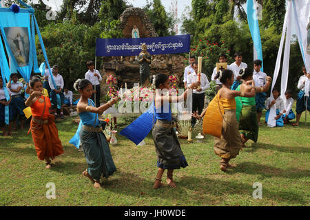 Célébration en dehors de l'hypothèse de l'église catholique, Battambang Battambang. Danse traditionnelle. Le Cambodge. Banque D'Images