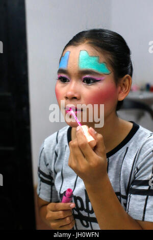 Phare Ponleu Selpak. Make-up avant un spectacle à Battambang. Le Cambodge. Banque D'Images