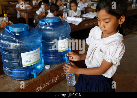 Les enfants dans une école où ils ont accès à l'eau potable à travers 1001 Fontaines. Le Cambodge. Banque D'Images