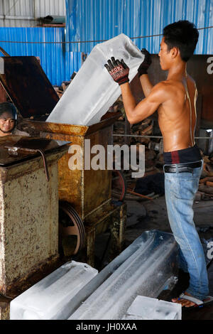 Fabrique de glace à Battambang. Le Cambodge. Banque D'Images