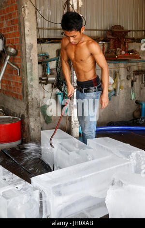 Fabrique de glace à Battambang. Le Cambodge. Banque D'Images