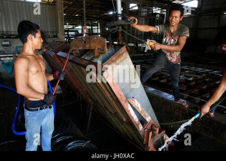 Fabrique de glace à Battambang. Le Cambodge. Banque D'Images