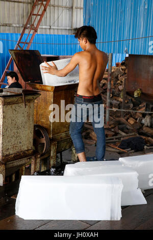 Fabrique de glace à Battambang. Le Cambodge. Banque D'Images