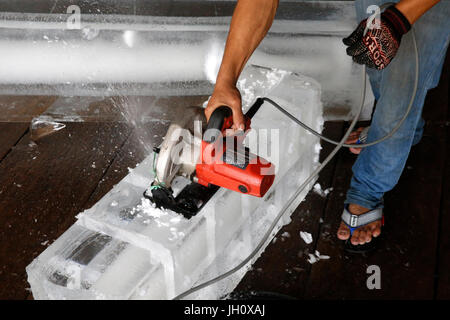 Fabrique de glace à Battambang. Le Cambodge. Banque D'Images