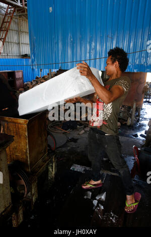 Fabrique de glace à Battambang. Le Cambodge. Banque D'Images