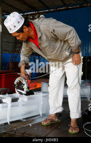 Fabrique de glace à Battambang. Le Cambodge. Banque D'Images