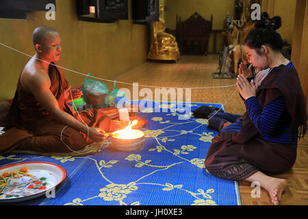 Sai le péché. Fil de coton symbolisant le lien sacré. Cérémonie bouddhiste. Vat Simuong. Wat Si Muang. Vientiane. Le Laos. Banque D'Images