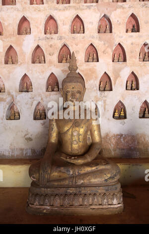 Bouddha et paires de petites statues de Bouddha dans le Cloître ou la galerie entourant la carte SIM. Partie d'une collection d'environ 2000 et l'argent céramique Banque D'Images