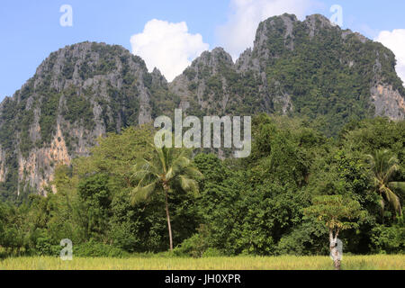 Des montagnes dans les régions rurales du Laos près de la ville de Vang Vieng. Le Laos. Banque D'Images