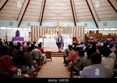 La messe du dimanche dans l'église catholique Mulago. L'Ouganda. Banque D'Images