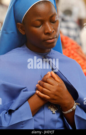 La messe du dimanche dans l'église catholique Mulago. L'Ouganda. Banque D'Images