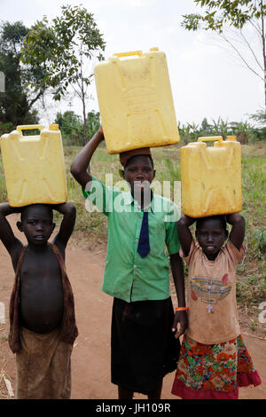 Les enfants ougandais à aller chercher de l'eau. L'Ouganda. Banque D'Images