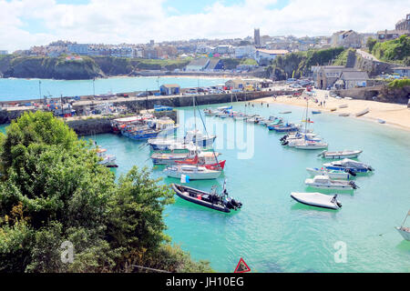 Padstow, Cornwall, UK. Le 29 juin 2017. Bateaux et yachts amarrés dans le port avec des réflexions sur un jour nuageux à Padstow à Cornwall. Banque D'Images