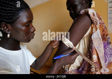 Kiryangondo camp de réfugiés. Le programme de prévention de la malnutrition dirigé par préoccupation dans le monde entier. L'Ouganda. Banque D'Images