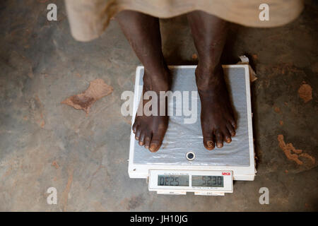 Kiryangondo camp de réfugiés. Le programme de prévention de la malnutrition dirigé par préoccupation dans le monde entier. L'Ouganda. Banque D'Images