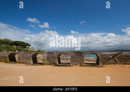 Vieux pont de pierre sur la plage El Sardinero de Santander, Espagne Banque D'Images