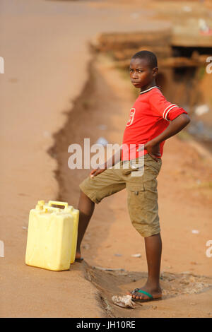 Aller chercher de l'eau dans Kampala, Mulago. L'Ouganda. Banque D'Images