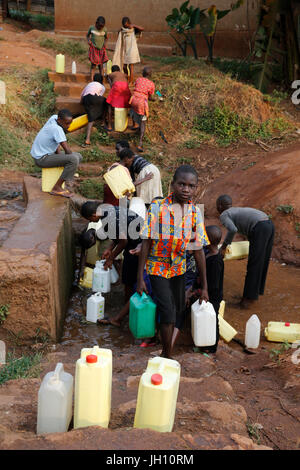 Aller chercher de l'eau dans Kampala, Mulago. L'Ouganda. Banque D'Images