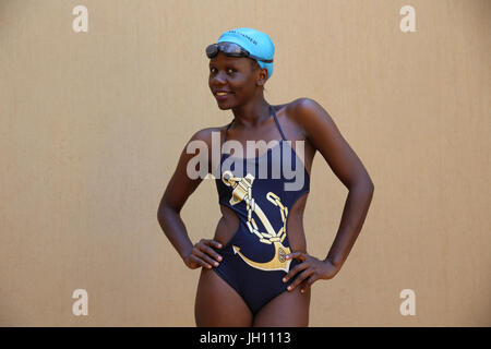 Jeune femme ougandaise en maillot de bain. L'Ouganda. Banque D'Images