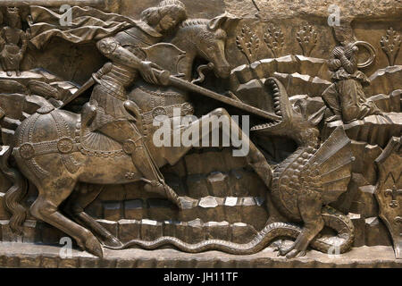 Le Victoria and Albert Museum. Les linteaux de porte. Saint George et le dragon. Disciple de Giovanni Gaggini. À propos de 1450-1500. L'ardoise. United Kingdom. Banque D'Images