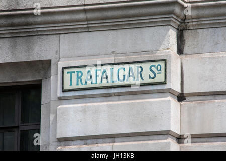Une plaque de rue pour la célèbre place Trafalgar Square à Londres, au Royaume-Uni. Banque D'Images