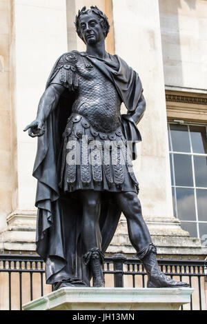 Une statue de James II à l'avant de la National Gallery de Londres, au Royaume-Uni. Banque D'Images