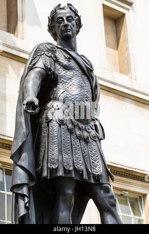 Une statue de James II à l'avant de la National Gallery de Londres, au Royaume-Uni. Banque D'Images