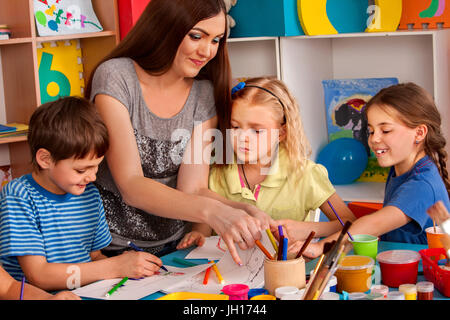 Petite fille aux étudiants la peinture au doigt en art school class. Banque D'Images