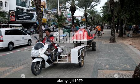 En Remorque Jet Ski sur la plage de Pattaya Chonburi Thailande Parcours Golf de Thaïlande Banque D'Images