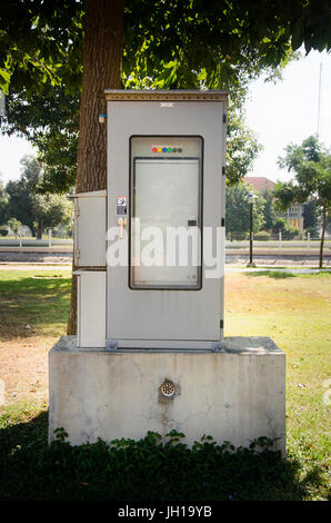 Tableau de distribution de l'électricité et le panneau de commande dans la case at outdoor Banque D'Images