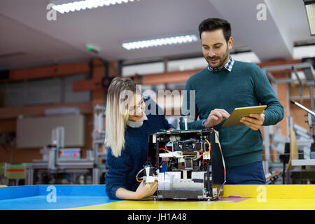 De jeunes étudiants de la robotique robot préparation pour l'essai Banque D'Images